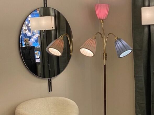 Bild på golvlampa med ljus riktat för läsning, samt upp mot väggen för att skapa effektfulla ljusbilder på väggen.