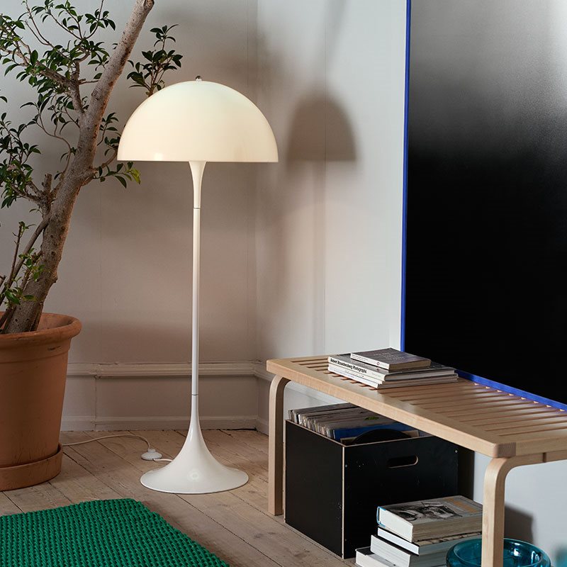 Bilder visar en kruka med ett mindre träd, tvbänk, tv och Panthella golvlampa från varumärket Louis Poulsen.